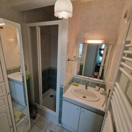 Chatelaillon-Plage Centre-Ville: Apt 4 Pers, Balcon, Parking, Piscine, Wifi Apartment *
